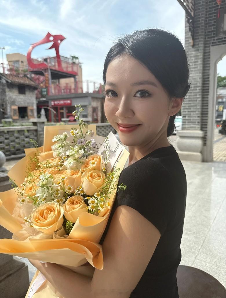 港姐亚军梁嘉莹最近初试啼声拍摄内地微短剧，更要挑战恶女角色，与现实性格反差极大，