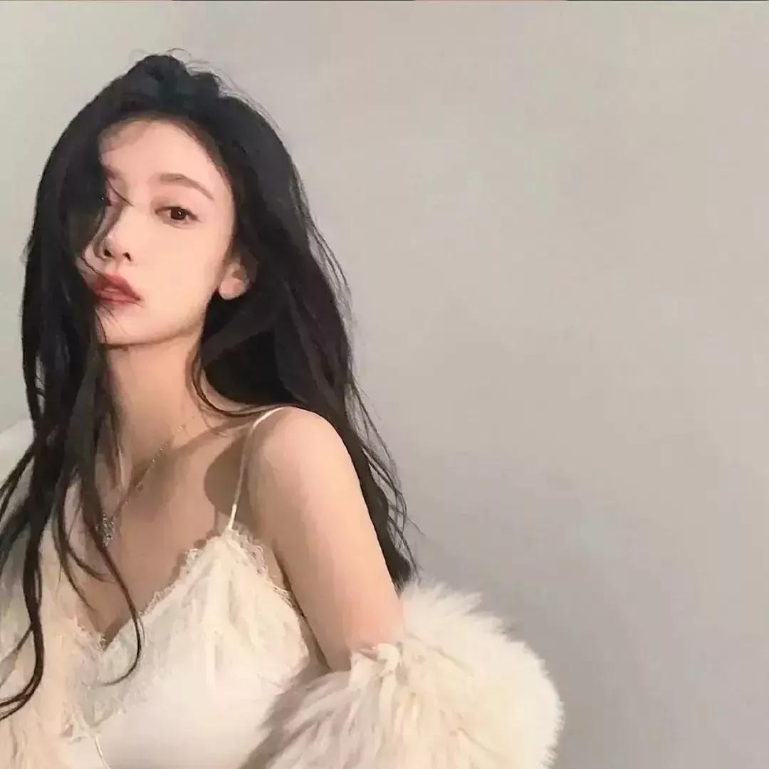 柔美梦幻的氛围，白裙飘飘，宛如仙女下凡。