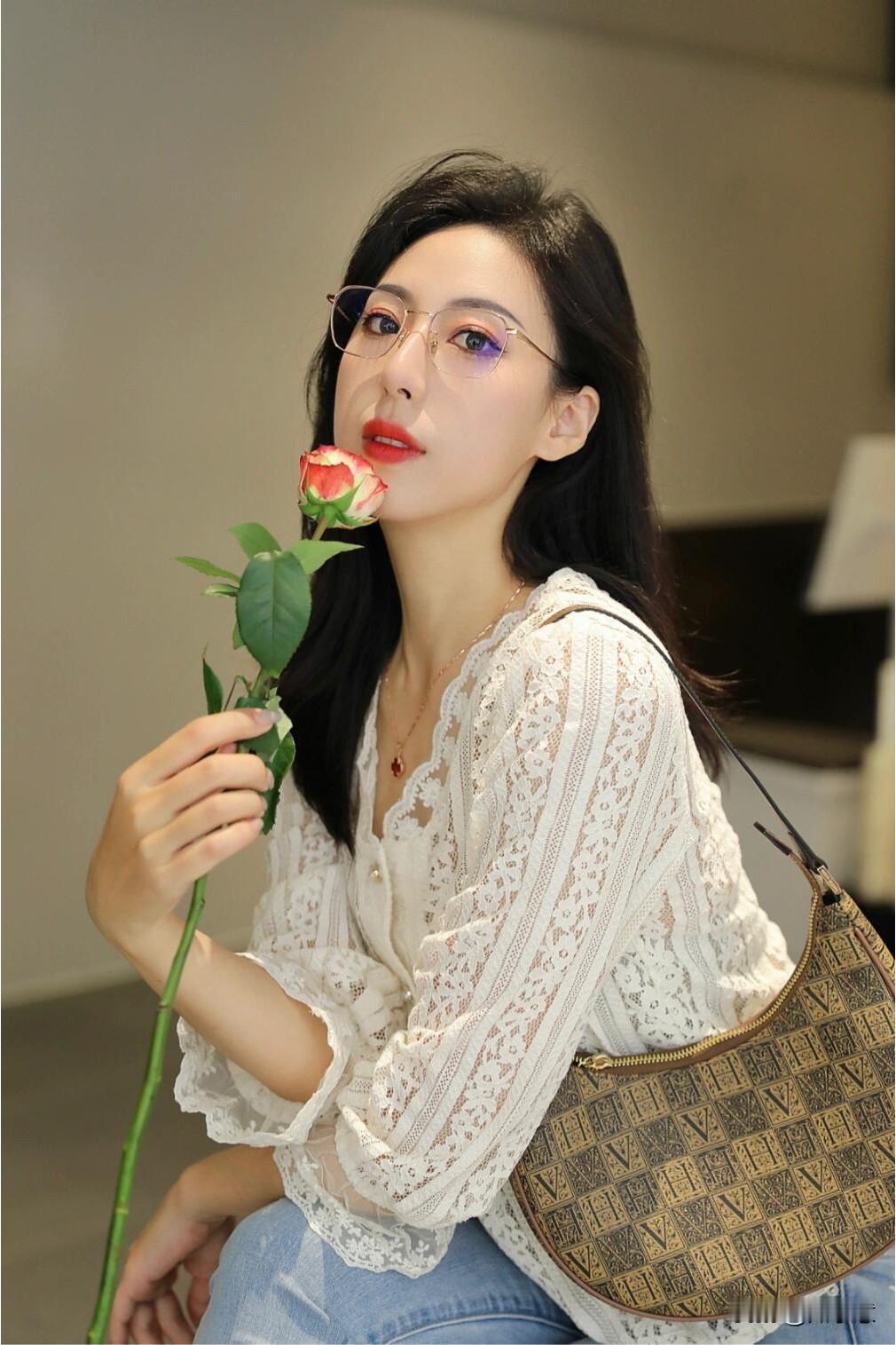 金秘书来了~|||简单休闲的牛仔微喇叭➕白色衬衫
配上修饰脸型的金丝框眼镜
金秘