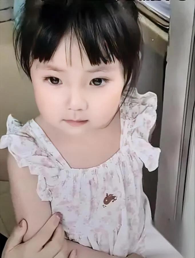 送错幼儿园？这妈太迷糊！

上海宝妈竟把女儿送错园

视频里这位“糊涂的妈”早上