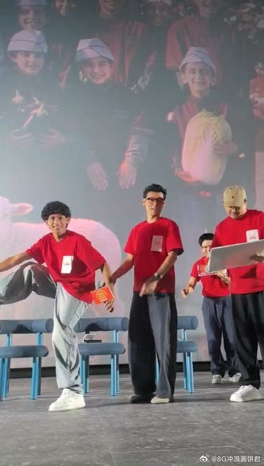 沈腾蒋奇明奥马尔拍全家福沈腾蒋奇明奥马尔还原全家福终于等到这组合照！弥补电影里的