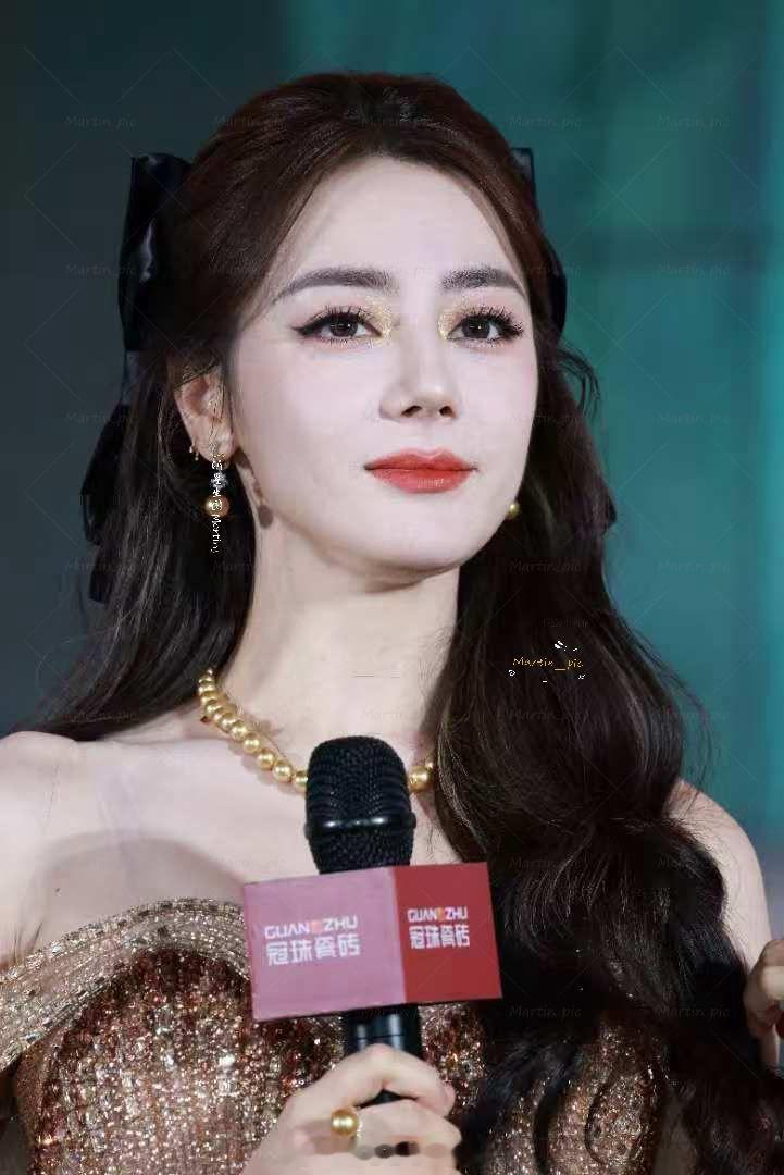 迪丽热巴  热巴 今日份冠珠活动生图掉落~依旧是被热巴美貌霸凌的一天迪丽热巴猫猫