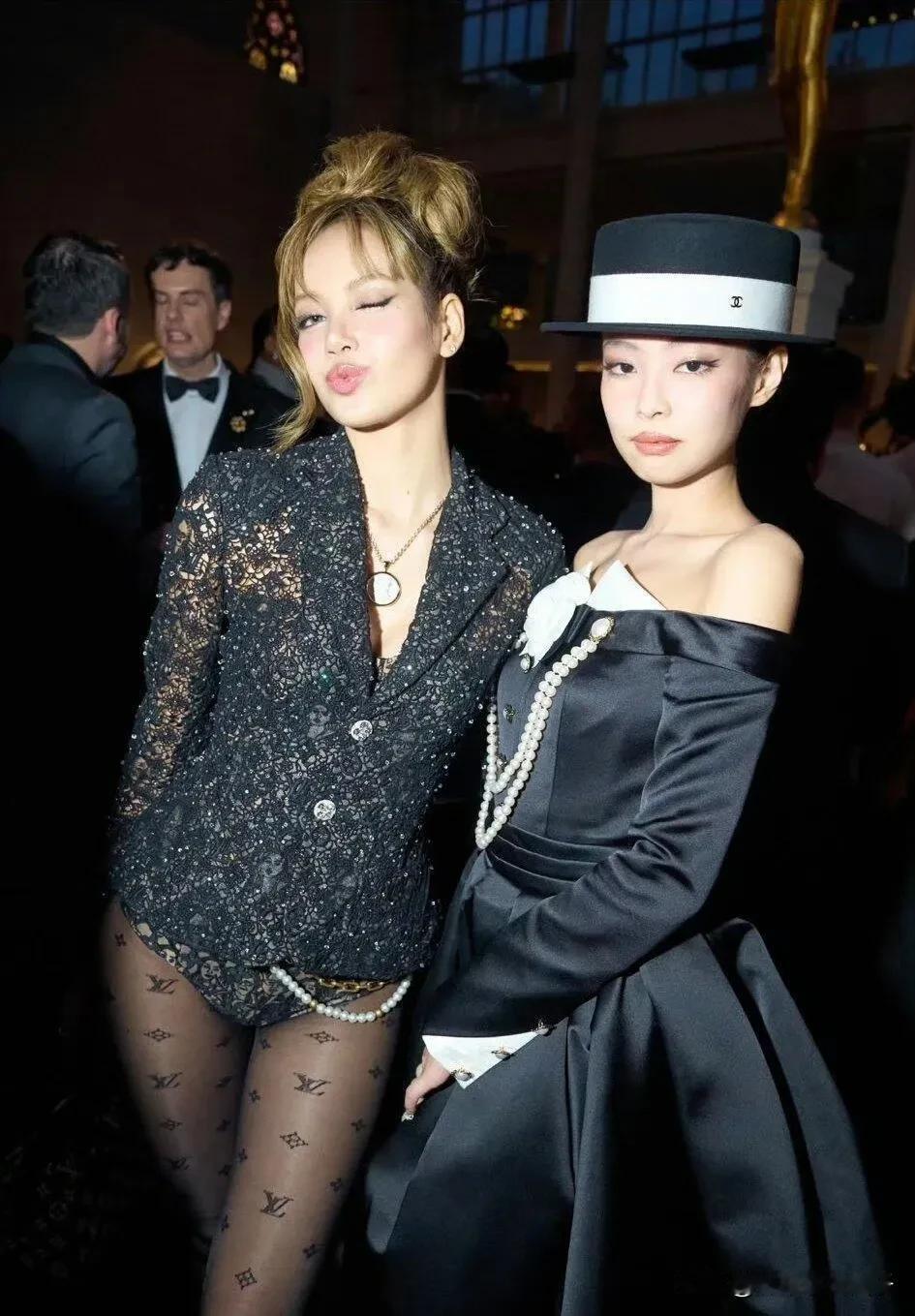 Lisa 、 Jennie 在 Met Gala 上同框合影。
 Lisa 身穿