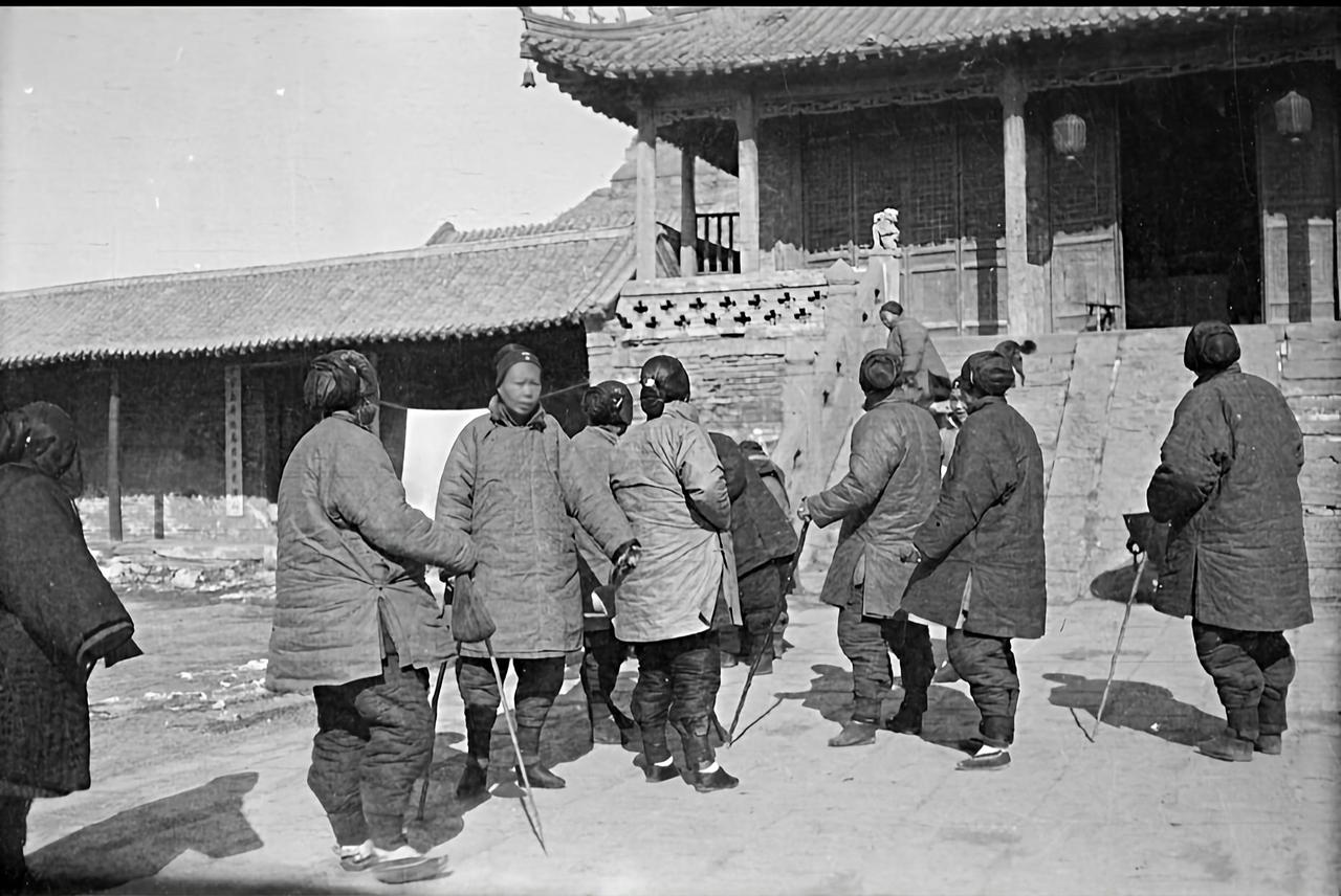 老照片，记录历史瞬间很奇怪的一张老照片，“十个老太逛庙宇”！十个身材高大，一律小