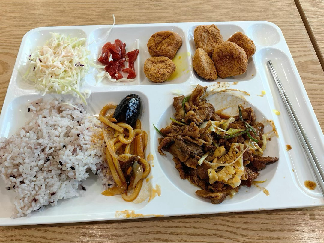 韩国大学的午餐，国内有几个能比得上孩子说了，妈妈，我想回家要饿鼠了