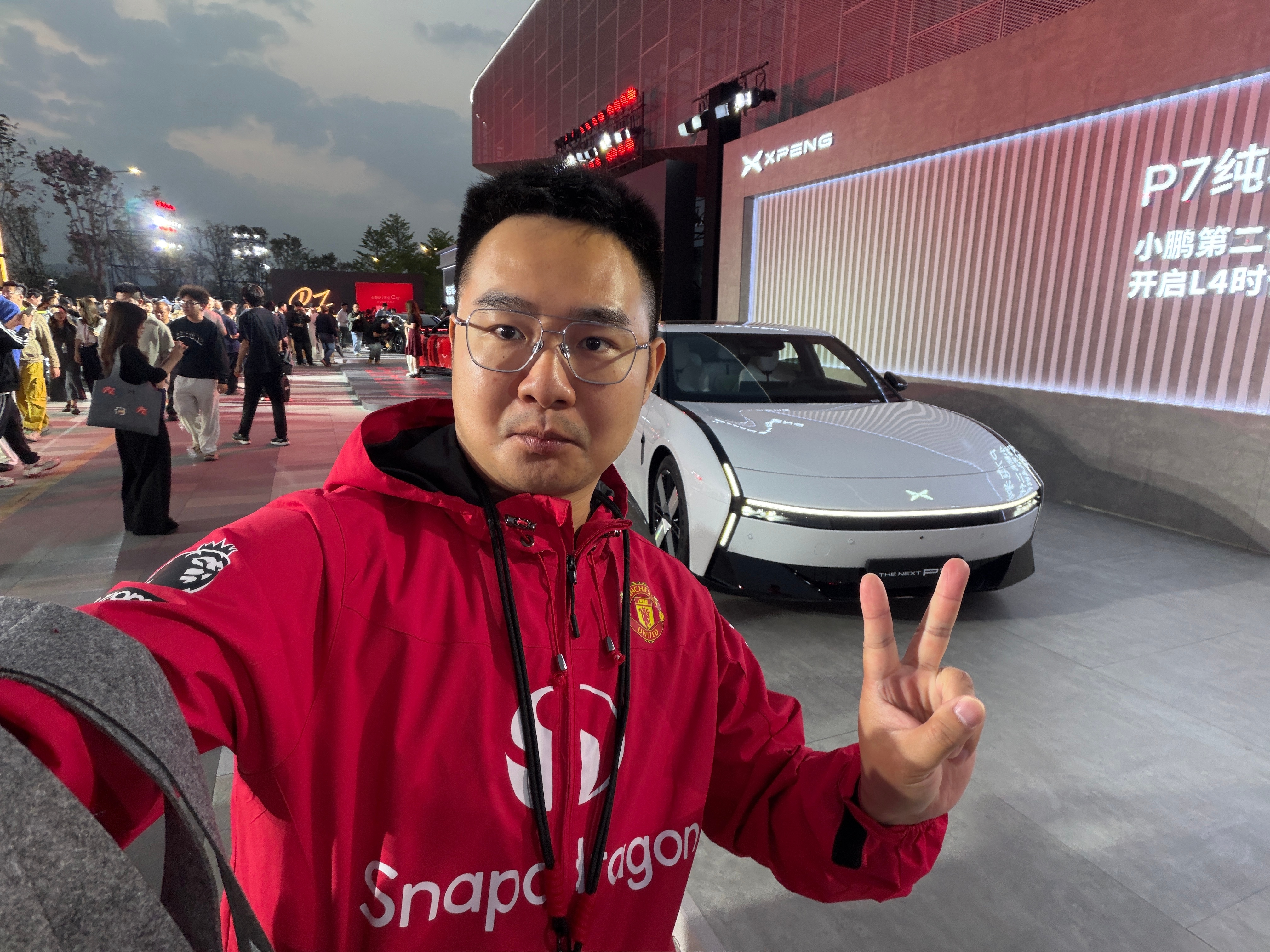 小鹏P7这次加推是真·升级了！外观新增星曜红、暗夜黑、星云白三款新色，内饰也多了