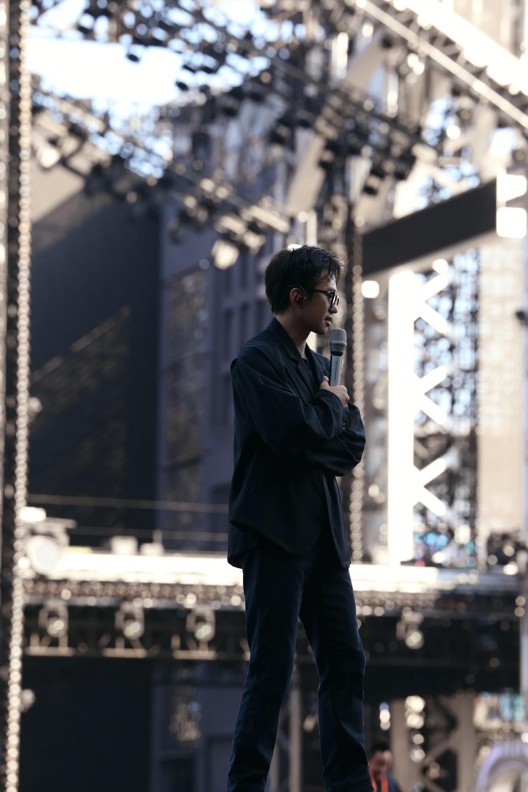 邓超瘦成男大了减肥效果太惊艳，面部浮肿感消失，一身休闲装出镜少年感爆棚，完全看不