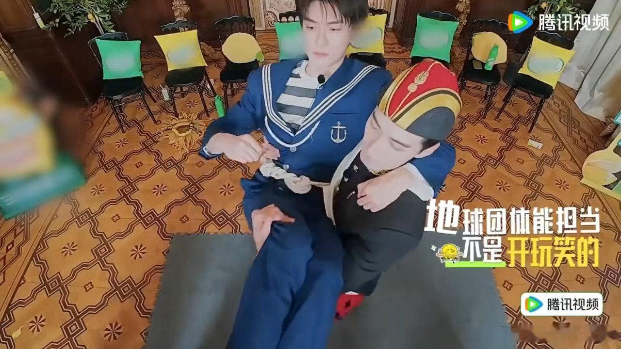 陈星旭公主抱林一谁能料到一米九的林一也会露出慌张神态，陈星旭轻松公主抱将他抱起甚