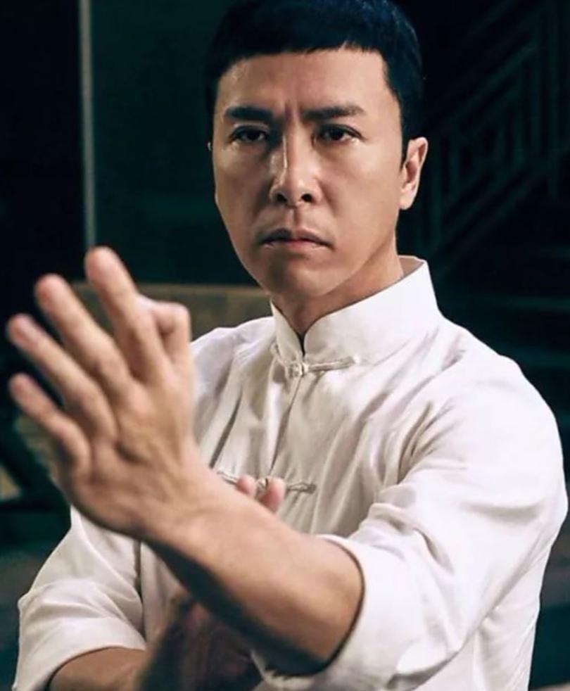 李连杰开价1亿，成龙要3000万分红。
黄百鸣兜里只有4000万预算，要拍《叶问