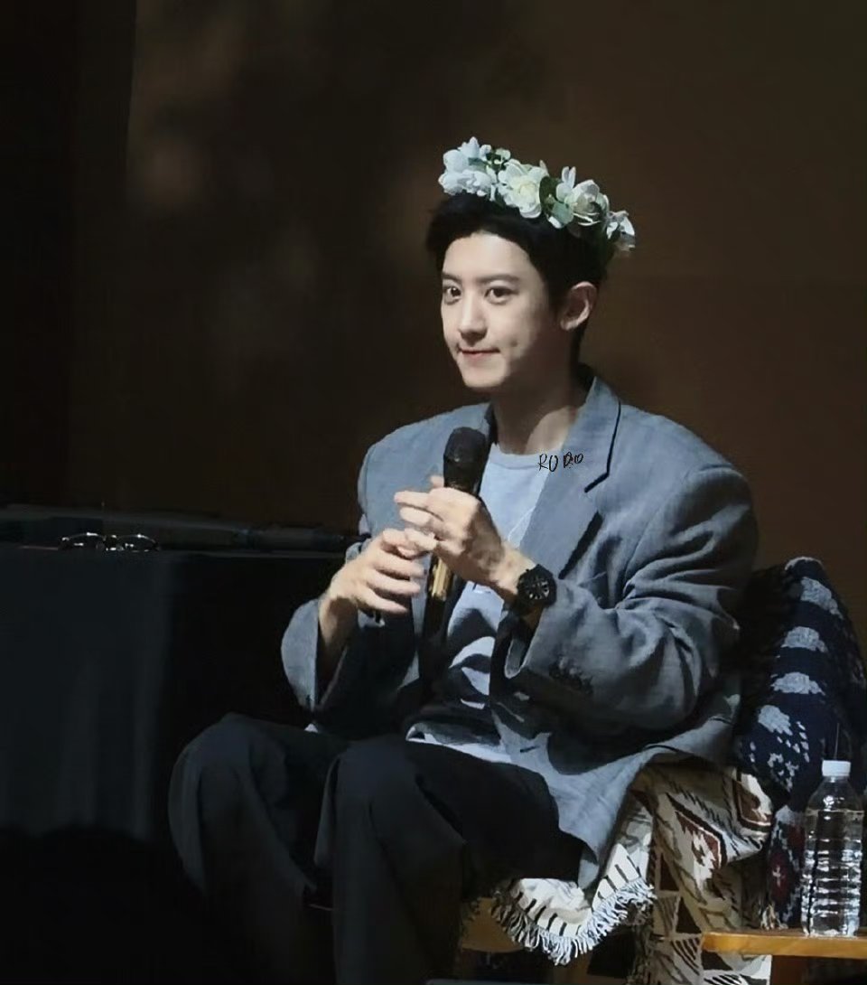 朴灿烈才三十岁，怎么都不可能有皱纹的吧？他眼睛大 眼周有细纹很正常，别年龄焦虑了