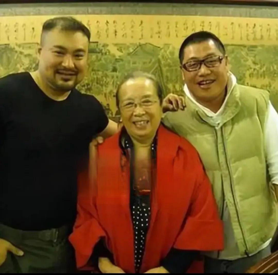 左边这个演员很努力，他演过张飞，牛皋，李逵等，演技不错。现在很少看他拍戏了。对他