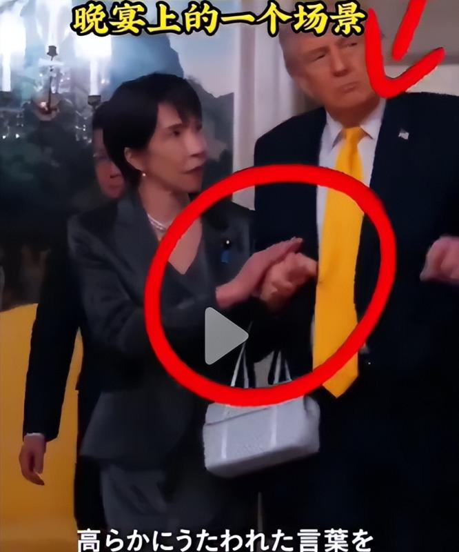 日本网民愤怒了！
 
有日本网民这样说，“我们日本的首相竟然在外交场合，张开大嘴