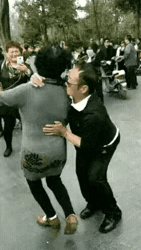 恶心，恶心，真的恶心，简直恶心到家了。不知道这对男女的孩子看到这样的画面，作何感