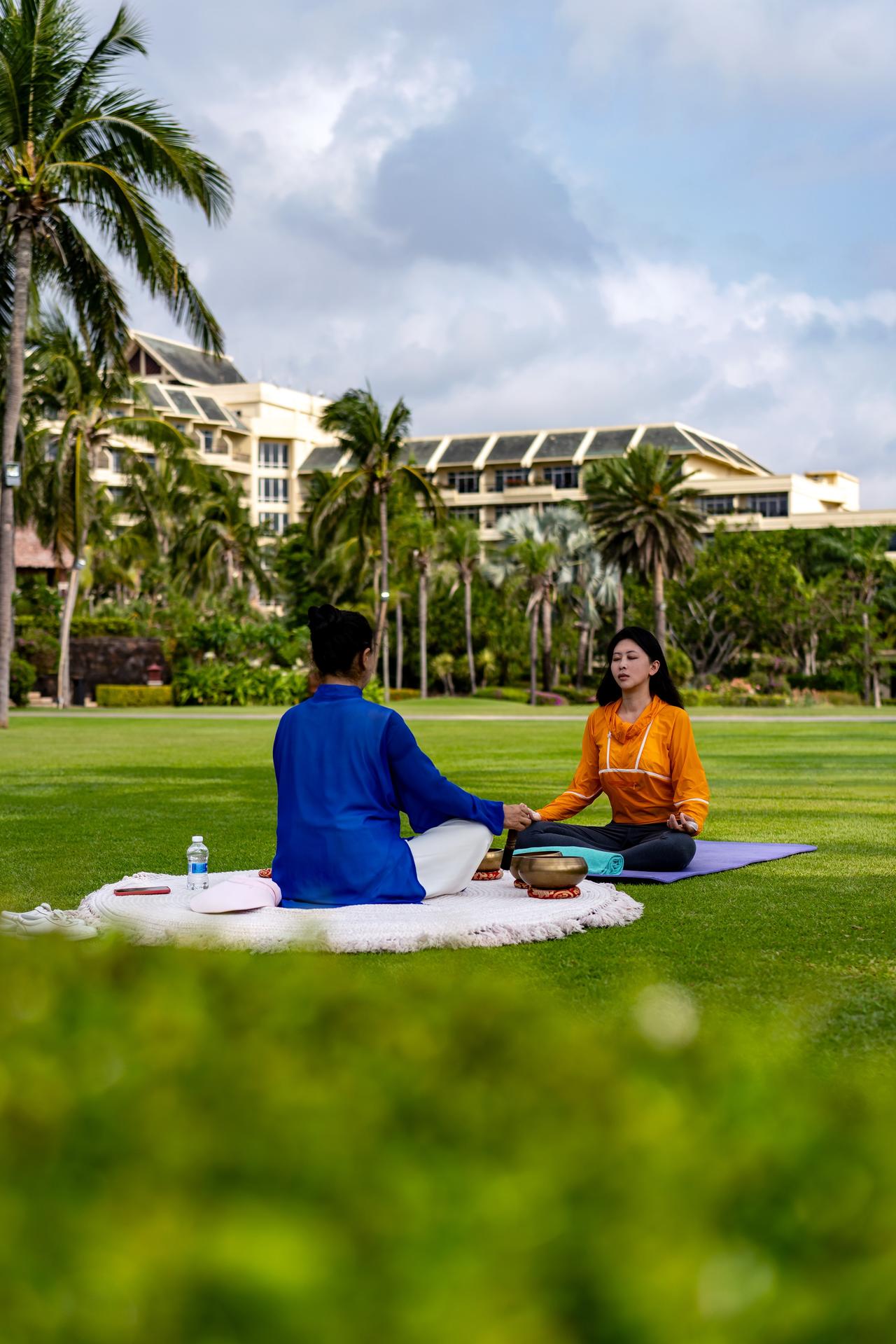 三亚的这阳光，真的让人不忍心起床太晚。六点多椰林就已经是光影斑驳了。

和树上的