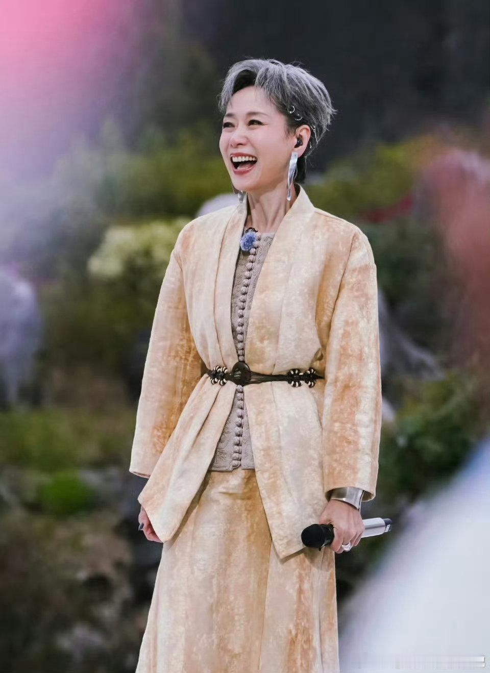 叶童陈昊宇乘风冠军回芒声鸣远扬 62岁的叶童在舞台上依旧活力满满，和陈昊宇的合作