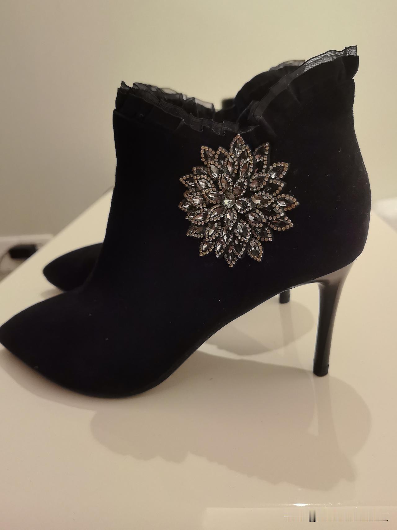 有没有穿高跟鞋👠的朋友，我免费送给你。

我儿子结婚的时候，我为了上台穿旗袍的