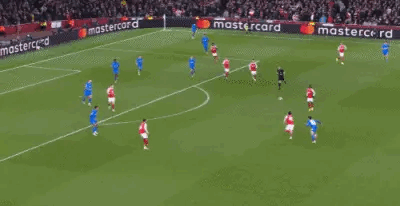 欧冠淘汰赛的魅力就在于各种意想不到。就像这次，隔着屏幕，全世界球迷都以为球要出界