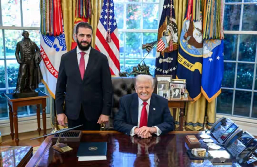 历史不会重复，只是，某些时候有些相似而已。
坐在白宮办公桌前的特朗普，一副悠闲自