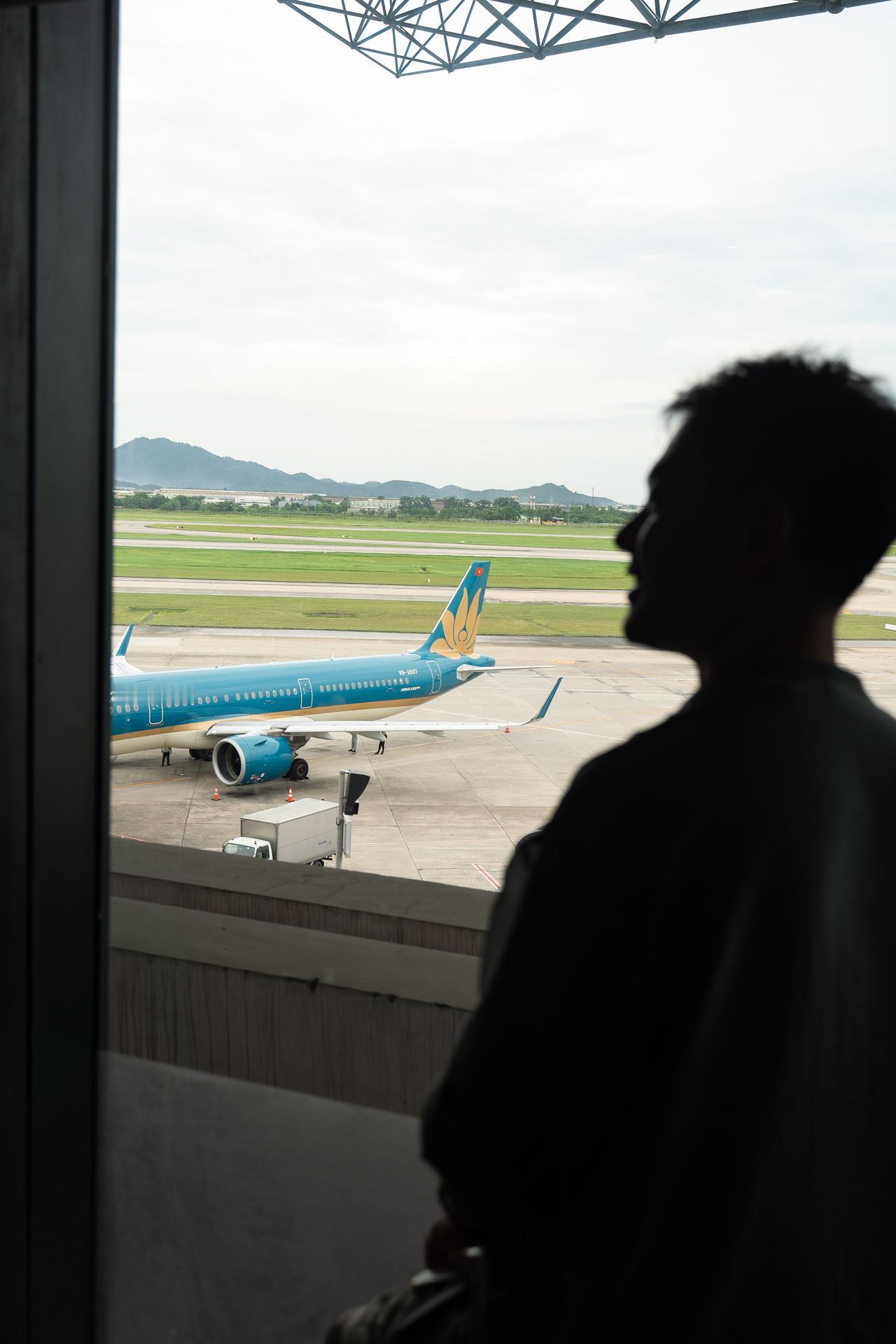 越南航空VN513降落在河内时，暮色正漫过摩托车流的尾灯。空乘那句轻柔的“Chà
