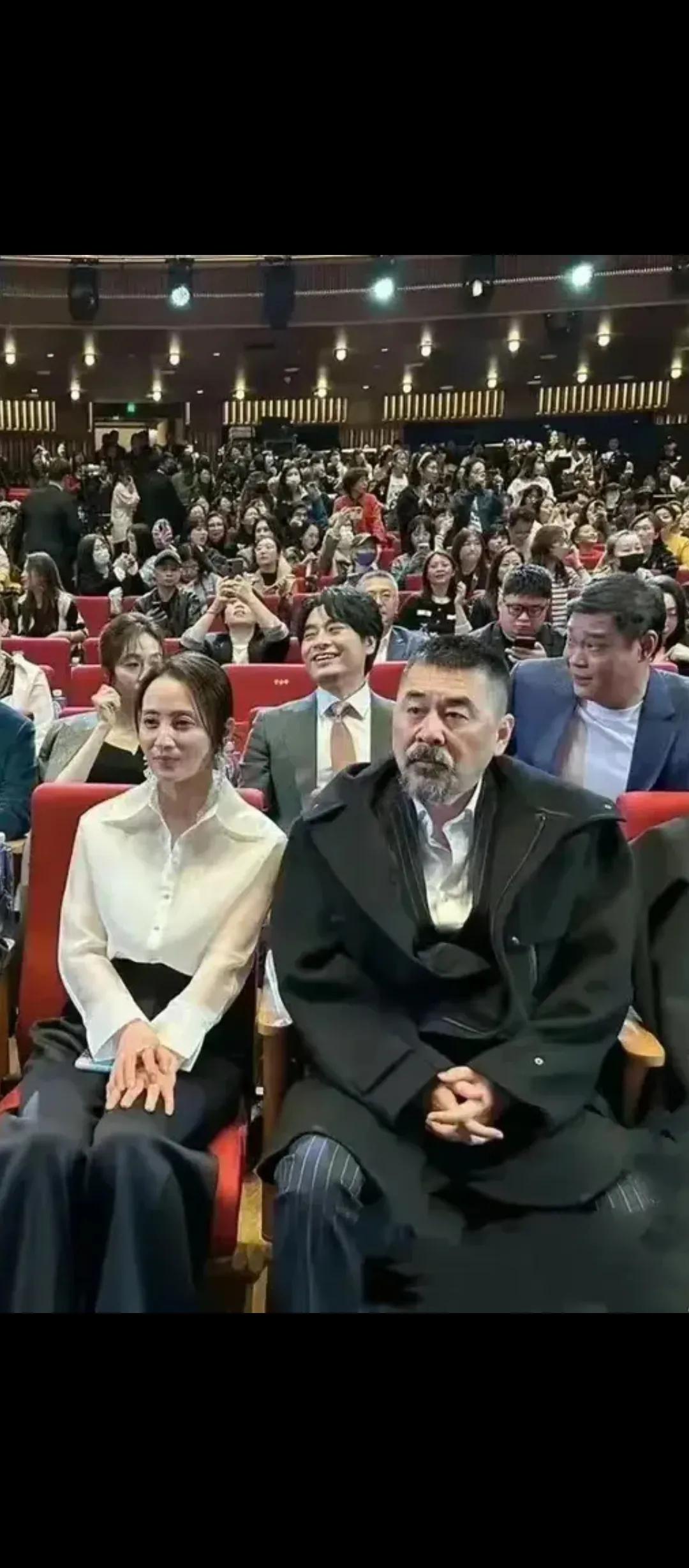 好多网友说，陈建斌太沧桑老态了，和蒋勤勤在一起形同父女，我个人认为他这个形象还挺