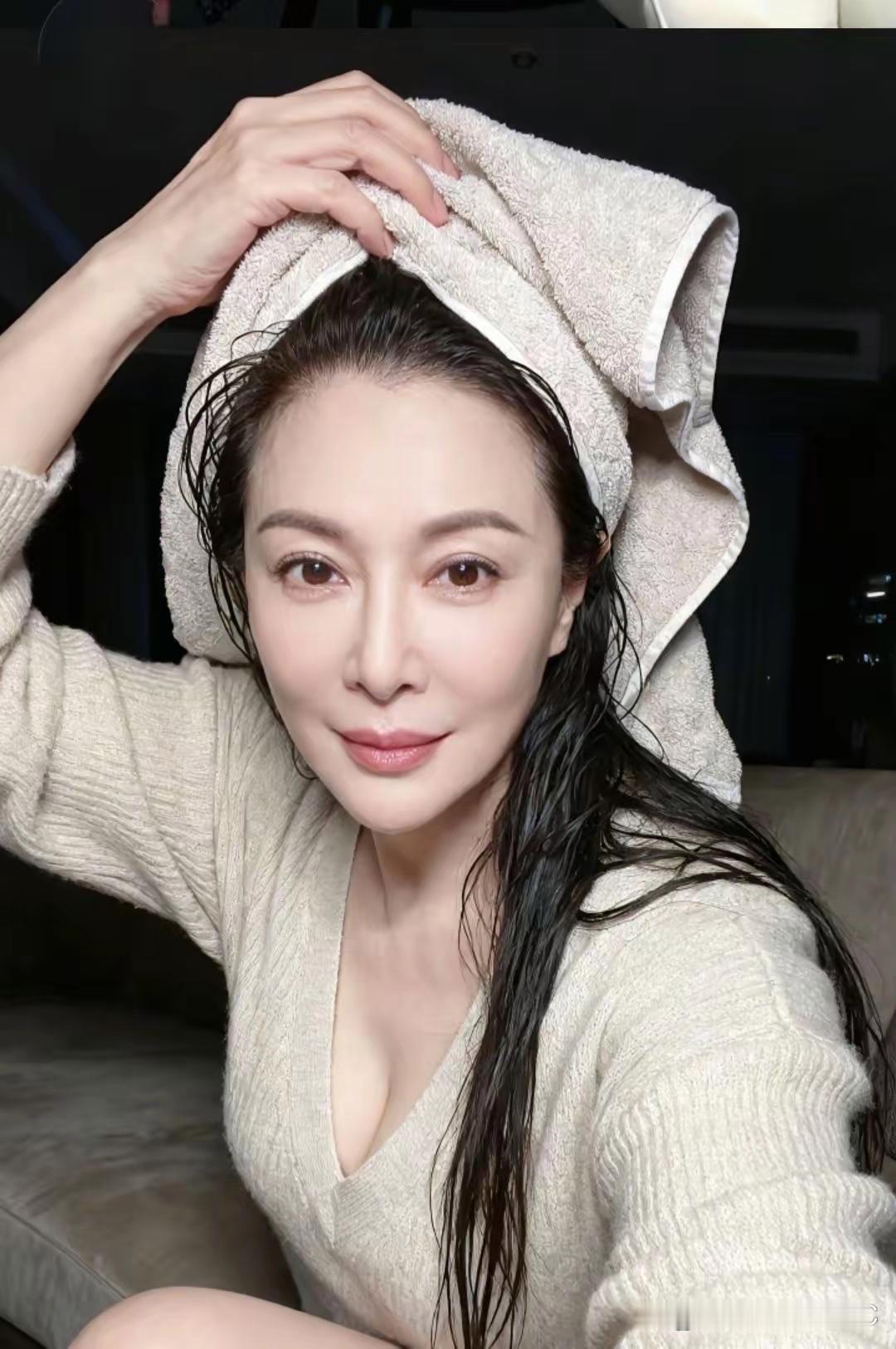 灯昏摇暖影，室静裹清柔。