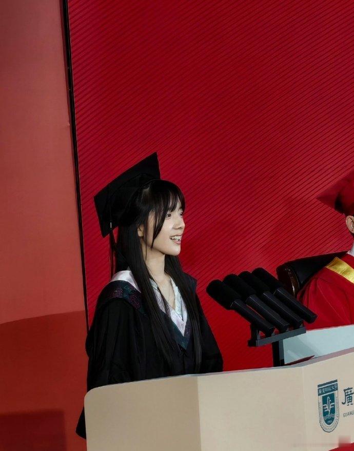 李思潼学士服 李思潼今天参加广东财经大学毕业典礼，作为毕业生代表演讲，学士服好素