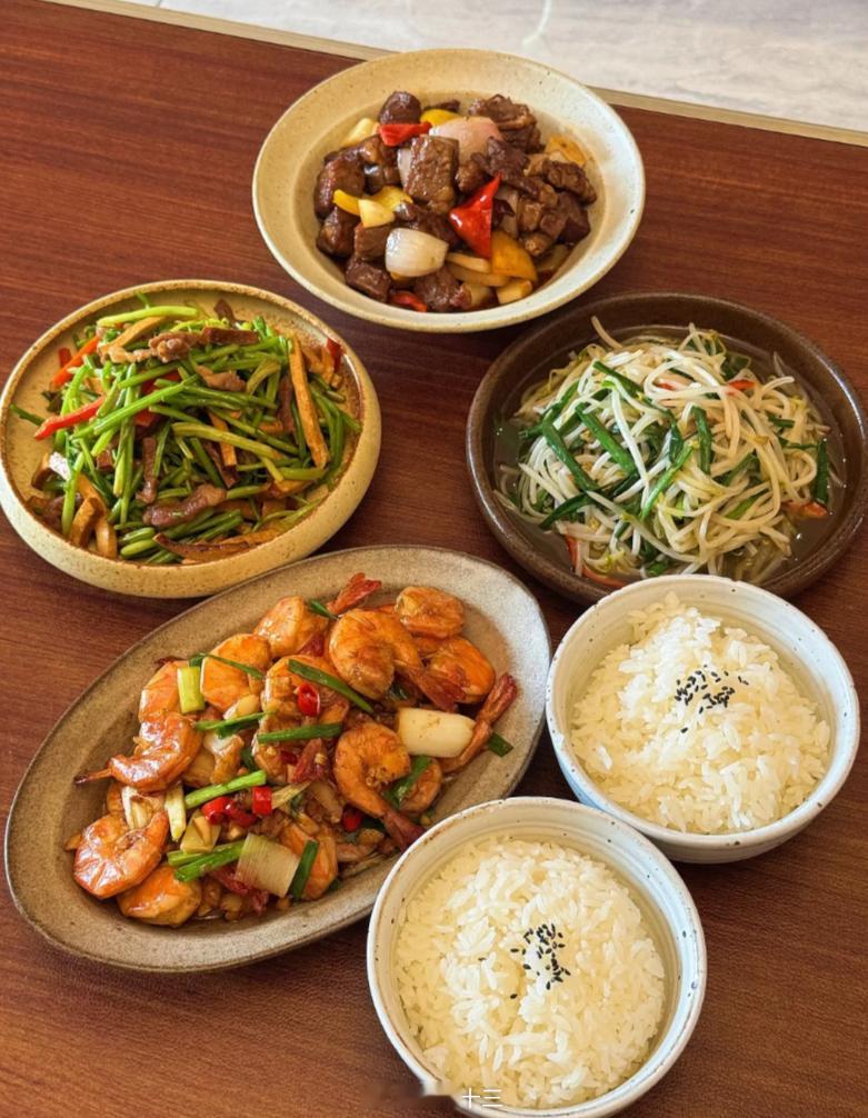 a股 嗨，今天的牛市菜谱怎么样蒜香大虾清炒豆芽芹菜豆干炒肉丝彩椒蒜香牛肉粒 ​​