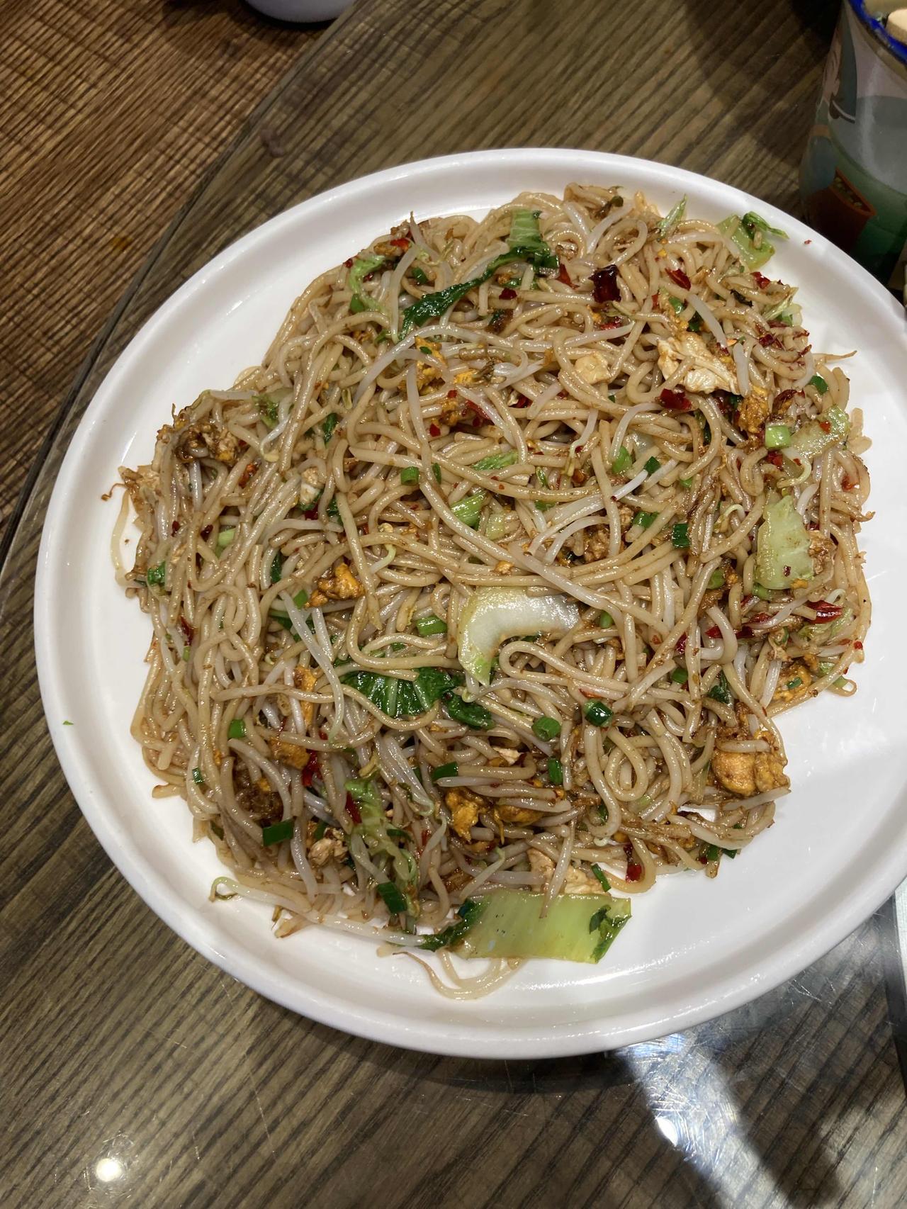 我可以这样说，七零后八零后来广东打工的，没有一个人不对一碗炒米粉产生怀念。

那
