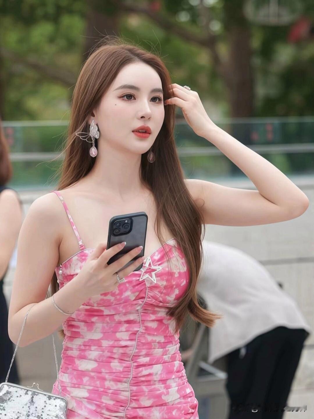 夏日清新穿搭，粉色连衣裙搭配大耳环，元气满满！🌞👗💎