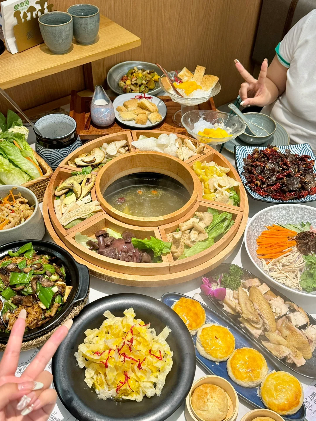 新开的！！确实是杭州蕞好吃的菌子火锅……