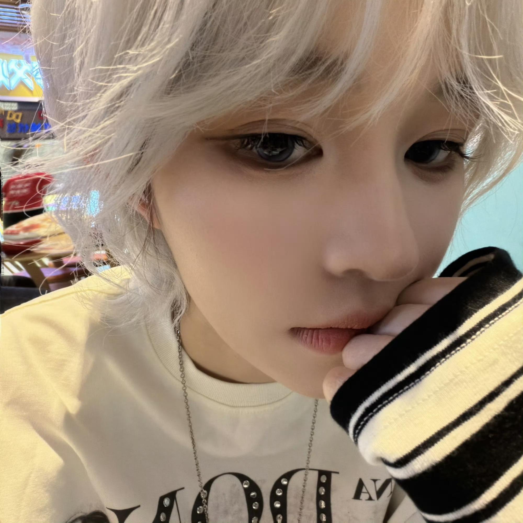 金发的王奕万圣节造型真的是权威的没边了[拜托] 王奕万圣节金发造型 ​​​