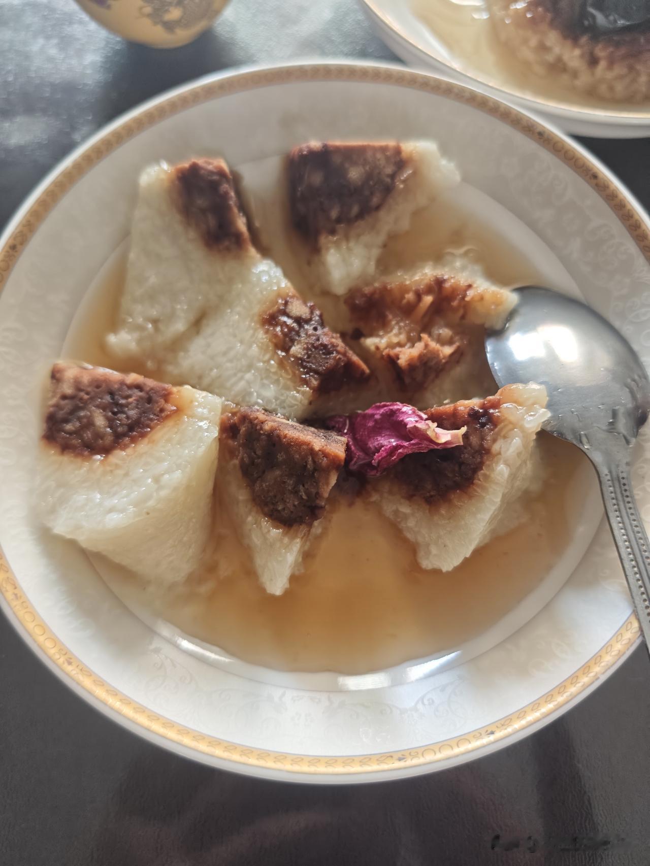 今天的早饭，还是端午节没有吃完的粽子，[泪奔]在配一杯清茶。