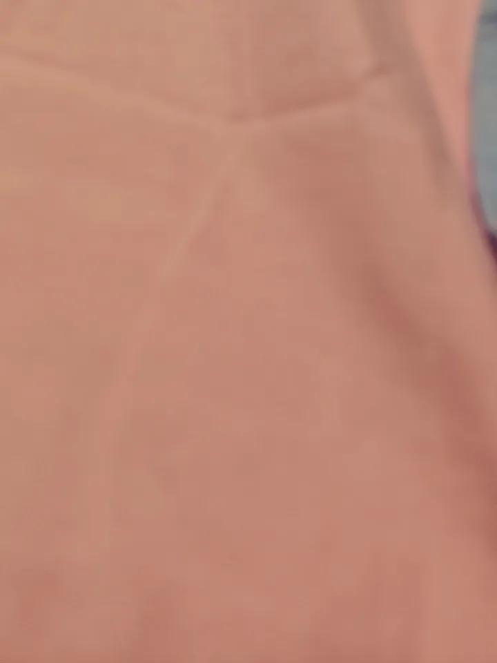 你喜欢什么颜色的玫瑰花我觉得粉色最好看，其次是金色和红色也不错，不过最近很喜欢白