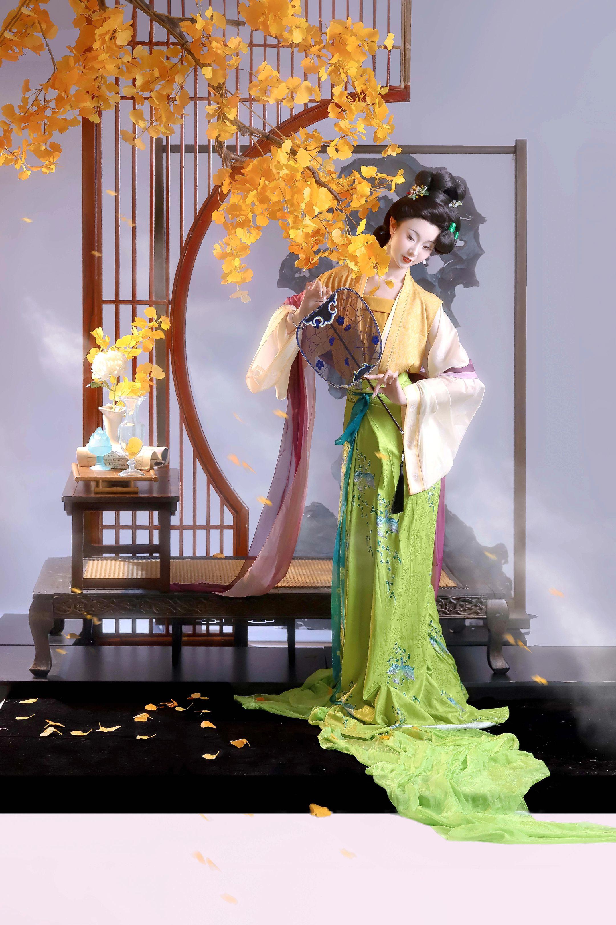 银杏为景，宋裙为裳，已是山河秋。银杏和仕女图也很搭阿