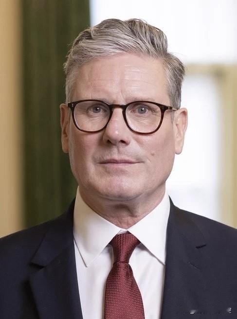 英国首相基尔·斯塔默现在就像坐在唐宁街10号的火药桶上，虽然还没被炸飞，但引信已