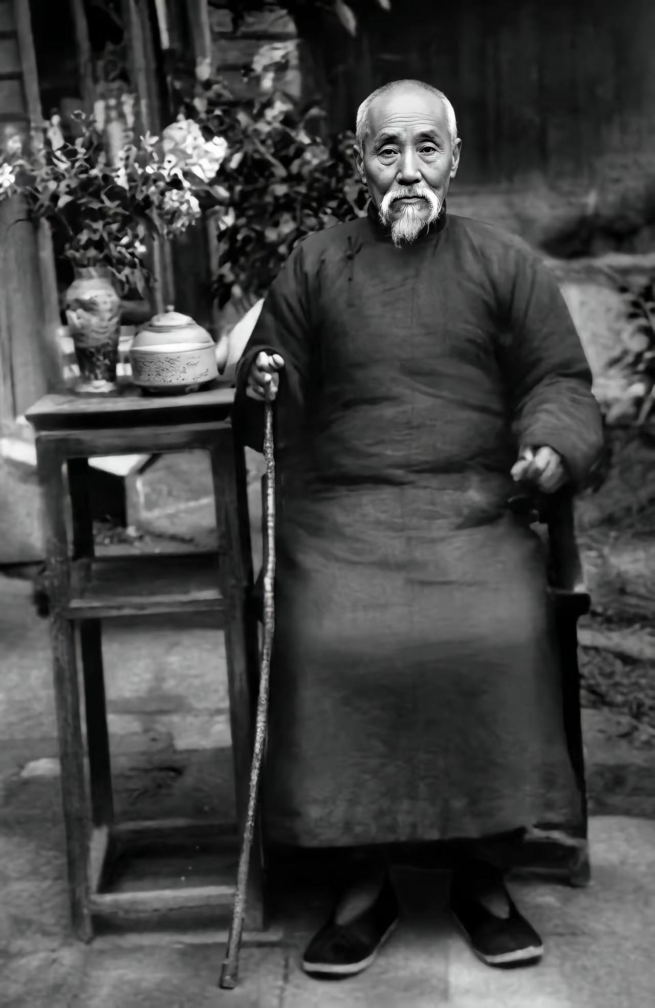 我太爷，出生于1882年，属马的，1958年，76岁，我五爸领到靖远拍的，骑驴去