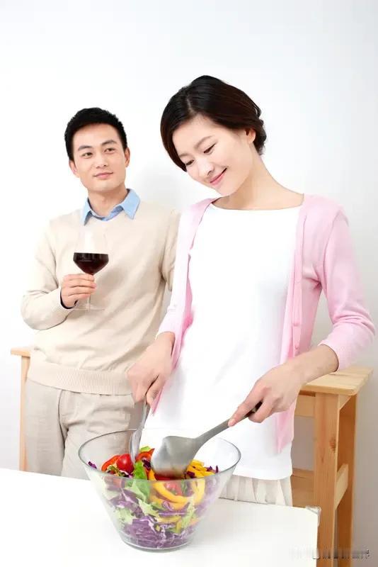 夫妻生活里，女人在意的可多了。很多男人以为上交工资就行，其实女人更想要贴心与温情