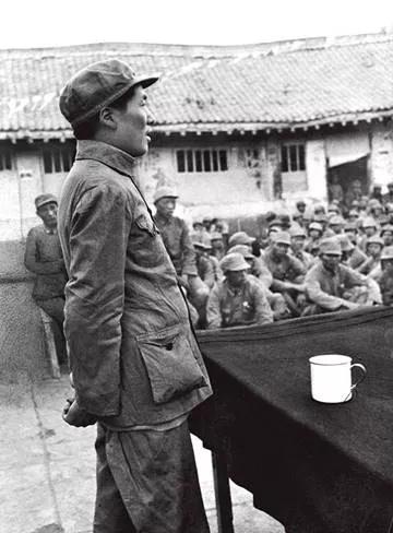 建军节不能忘记毛主席
1927年8月1日，以周恩来为书记的中共前敌委员会及贺龙、
