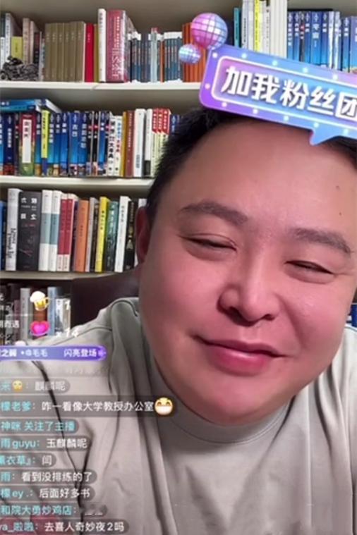 直播的时候，满墙藏书引起了网友的关注，阎鹤祥也坦诚回应，自己也是那种，买了不看，