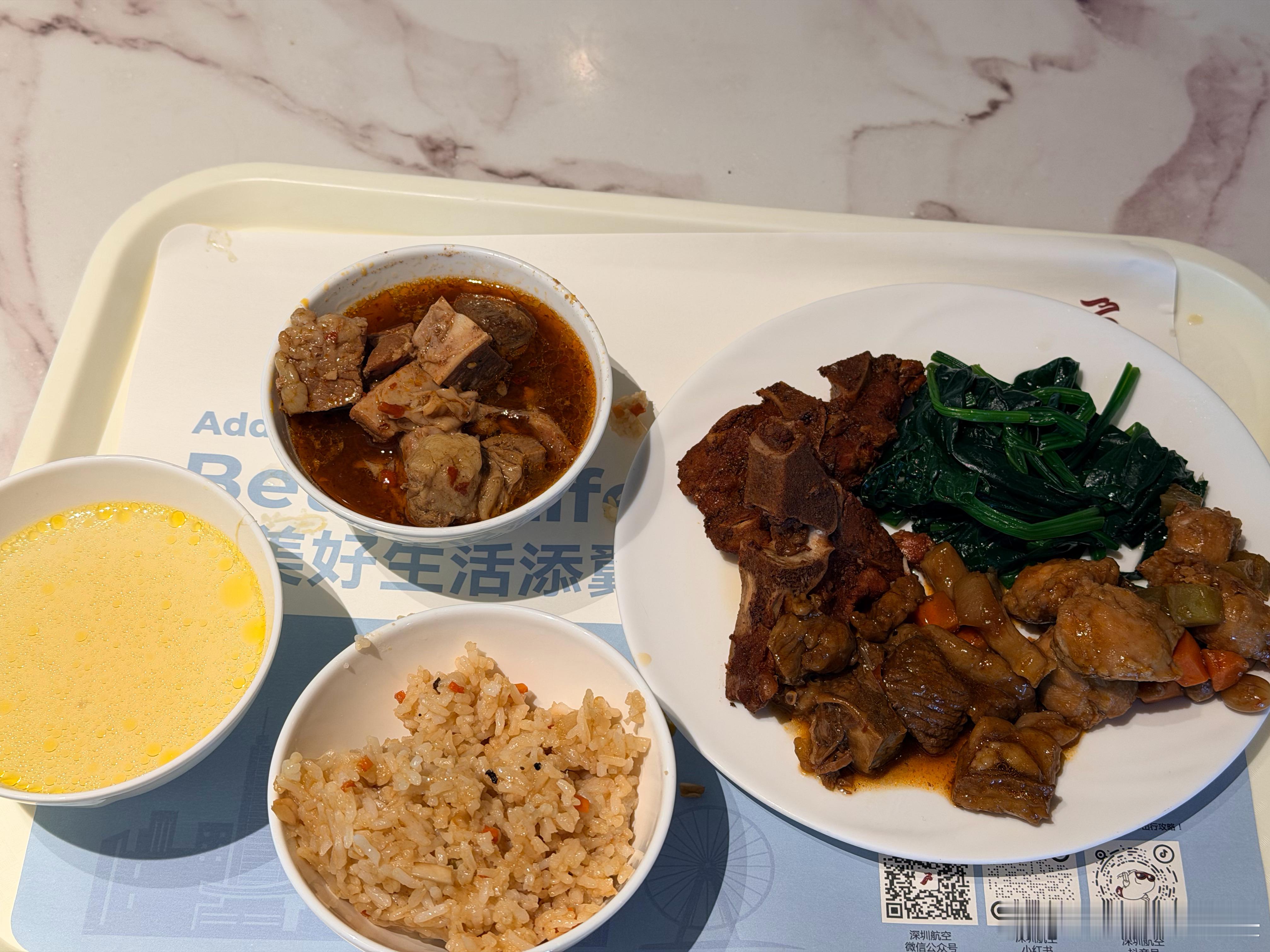 深圳宝安机场国航深航休息室里尊鹏阁的牛腩，以前是筋道入味，现在肉柴且味道单薄，缺