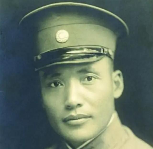 1936年，一名国民党中将被俘，跟着红军走完长征，可等到了延安，毛主席却挥了挥手