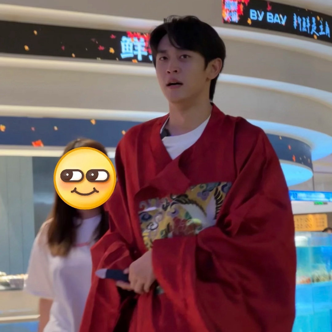 网友火锅店偶遇王天辰偶遇王天辰在火锅店拍摄火锅店捕捉到王天辰！网友线下偶遇，现场
