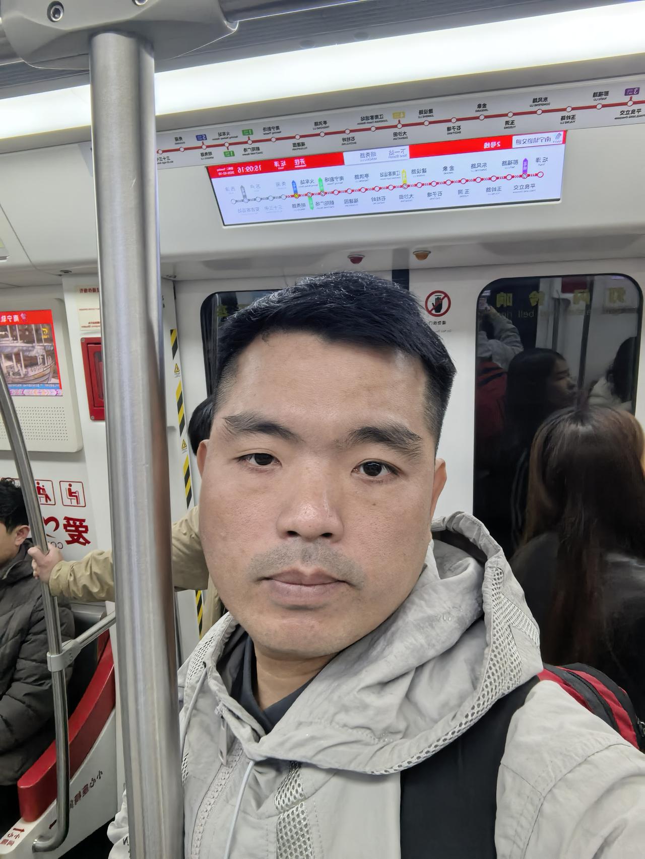 有钱没钱回家过年，东拼西凑终于拼够一张回家的车票，买完车票连一块钱都不够了，还好