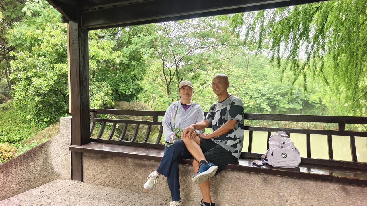 今早起来上卫生间，我穿的拖鞋太滑，一直下雨卫生间也很滑，重重摔了一跤。一点防备都