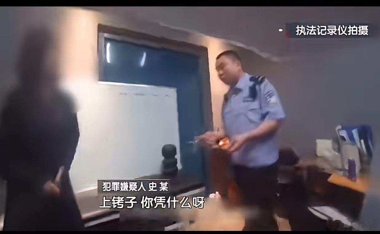 “这么漂亮的美女居然是个白嫖狂魔！”北京，某健身房内，一位美女正穿着瑜伽服锻炼，