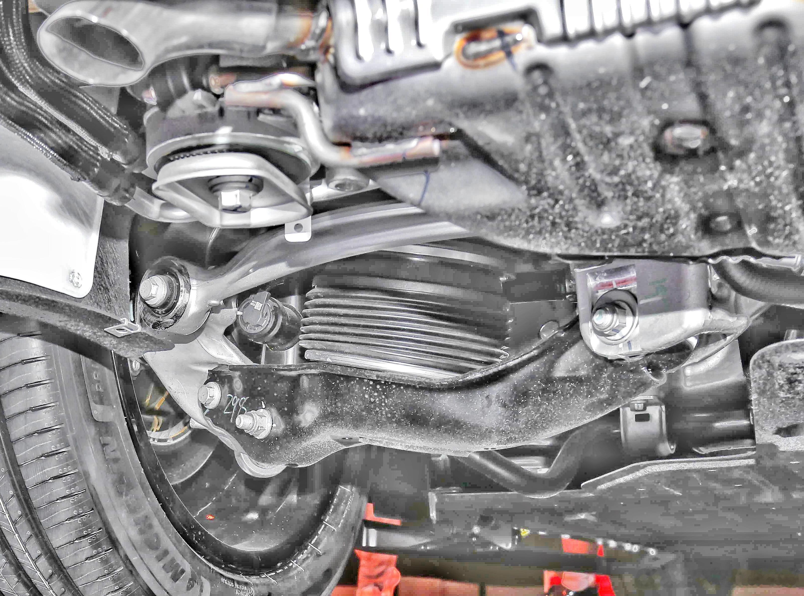 奕境X9。。。“弹簧连接臂”弯成Z形，这就很岚图了。