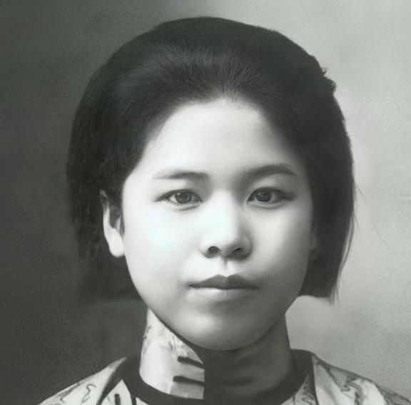 1947年，特务们将杨虎城的夫人谢葆真牢牢捆住，脱下她的裤子后，用针头扎进她的大