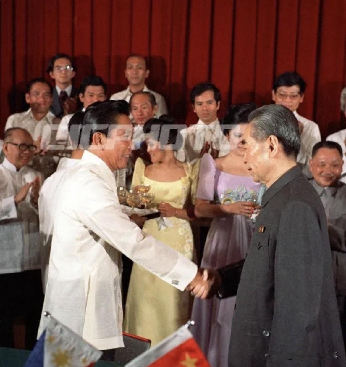 1975年6月9日，周恩来总理在医院和菲律宾总统马科斯签署两国政府联合公报，决定