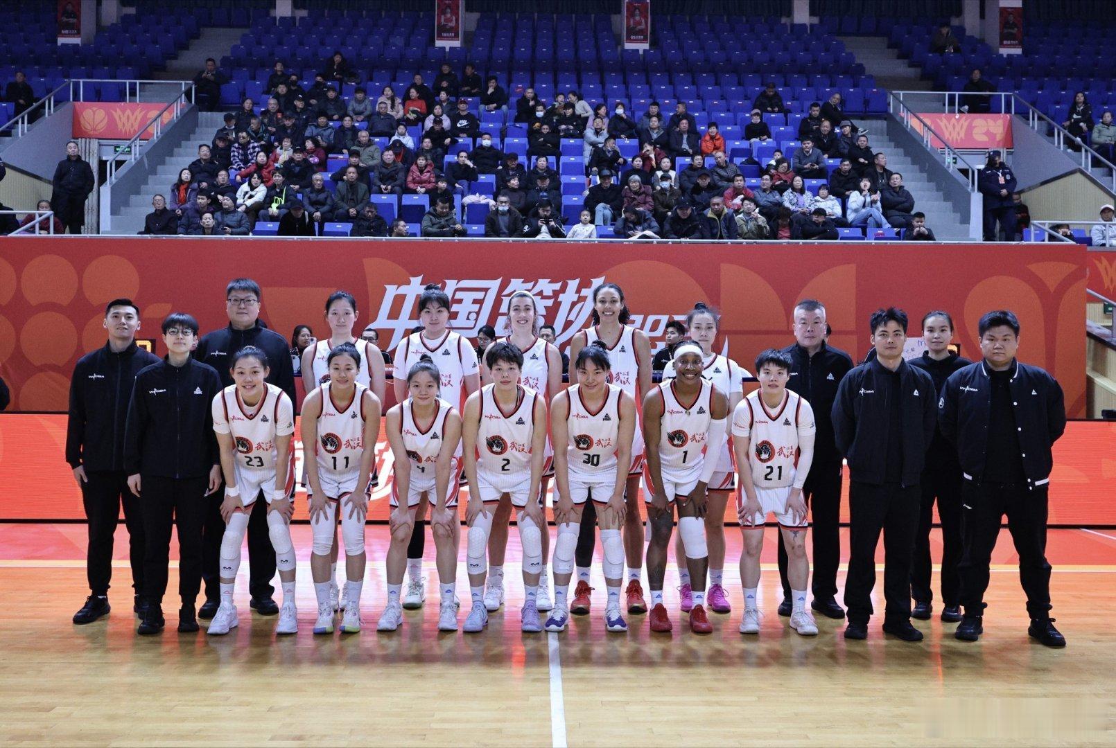 黄鹤女篮 官方：武汉盛帆黄鹤女篮将以全华班阵容出战季后赛。北京时间2月26日，武