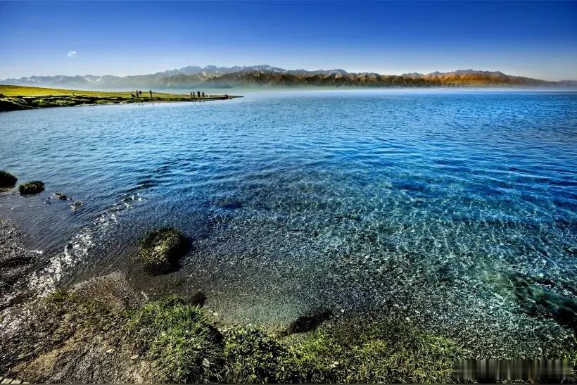 五月的赛里木湖是瞬息万变的青五月青色的赛里木湖风景如画晨光刚吻上湖面时，湖水是青